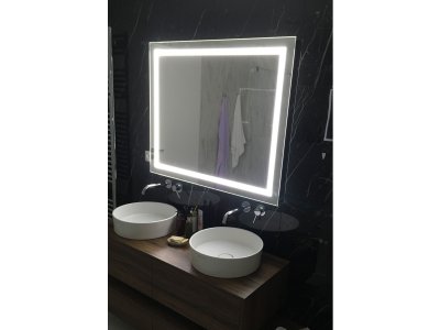Hranaté zrcadlo s LED světelným pruhem